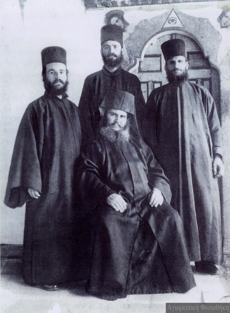  Διονύσιος μητροπολίτης Τρίκκης και Σταγών (1907-1970), ως νέος μοναχός στη Μεγίστη Λαύρα (πρώτος αριστερά)