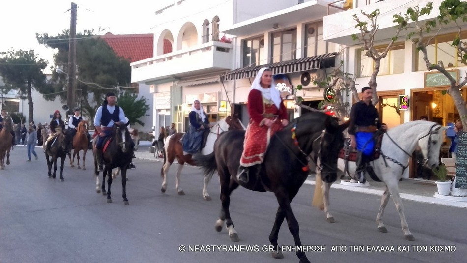 Με άλογα έγινε η περιφορά της Εικόνας του Αγίου Γεωργίου στο Μαρμάρι