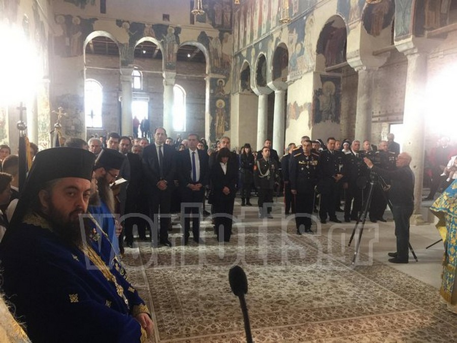 Πιστοί, ψάλτες και ιερείς, έψαλλαν το Μακεδονία Ξακουστή και τράνταξε η Παλαιά Μητρόπολη