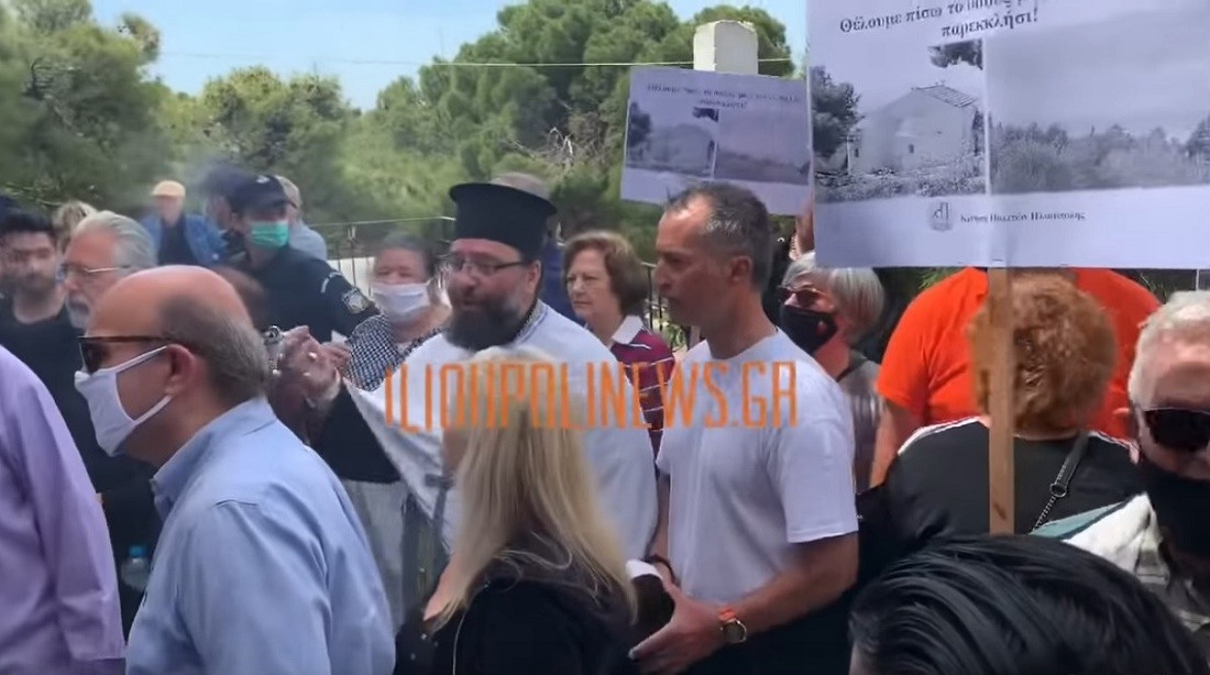 Ένταση στον Προφήτη Ηλία Ηλιούπολης – Διαδηλωτές συνεπλάκησαν με πιστούς