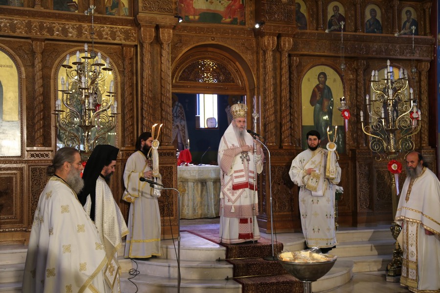 Ναύπακτος: Ἡ πρώτη Ἀρχιερατική θεία Λειτουργία μέ πιστούς, μετά ἀπό δύο μῆνες