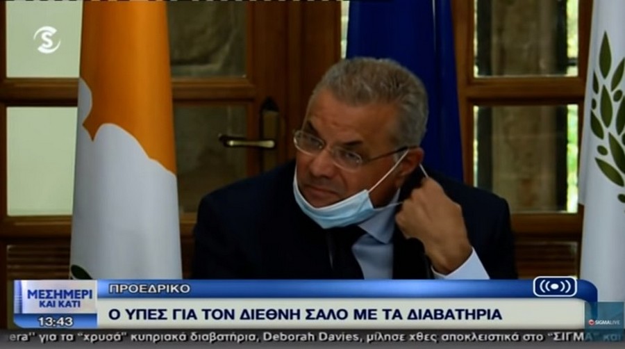 Αὐτοὶ ποὺ αὐταρχικὰ ἐπιβάλουν τὴν μάσκα δὲν ἀντέχουν οὔτε λίγα λεπτὰ μὲ αὐτή!