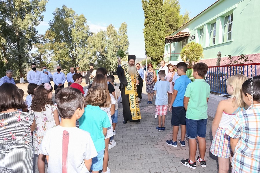 Αγιασμοί στα σχολεία από τον Φθιώτιδος Συμεών σε τέσσερις δήμους του Νομού