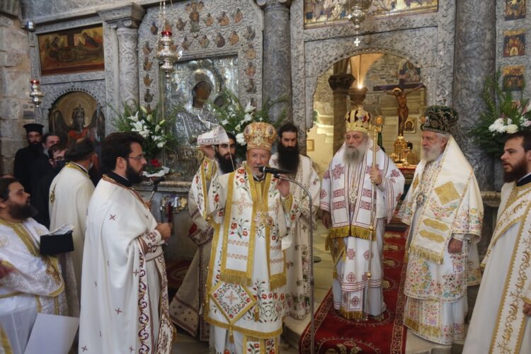 Τα ονομαστήρια του Μητροπολίτη Παροναξίας και χειροτονία Διακόνου στην Παναγία Εκατονταπυλιανή