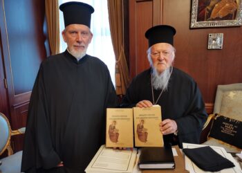 Επίδοση δίτομου έργου για τον Άγιο Νεκτάριο στον Οικ. Πατριάρχη