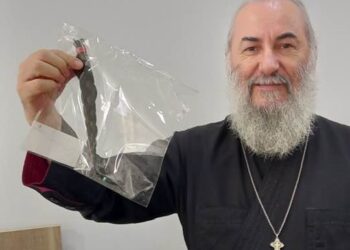 Θεσσαλός ιερέας έκοψε τα μαλλιά του και τα δώρισε για καλό σκοπό