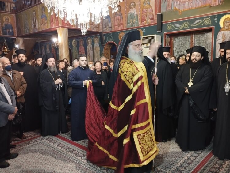 Ο Εσπερινός της Αγίας Αικατερίνης στα Τριαντεΐκα Αγρινίου χοροστατούντος του Επισκόπου Ταλαντίου