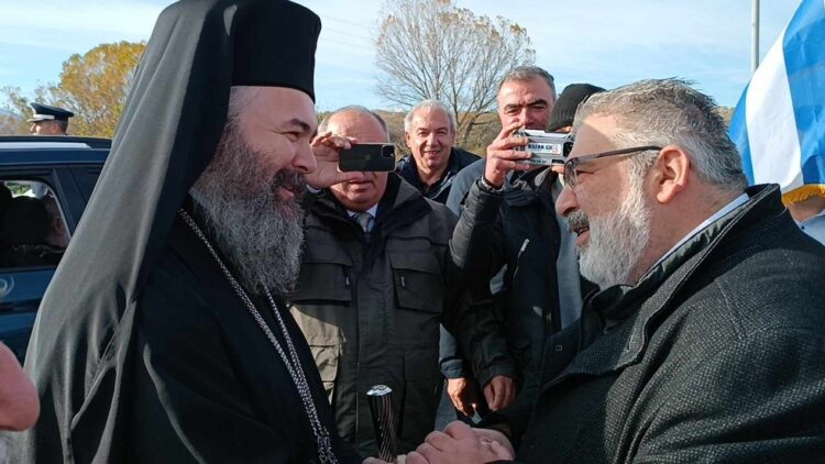 Άκρως συγκινητική η “πρώτη” υποδοχή του νέου Μητροπολίτη Φλωρίνης έξω από την Πτολεμαΐδα!