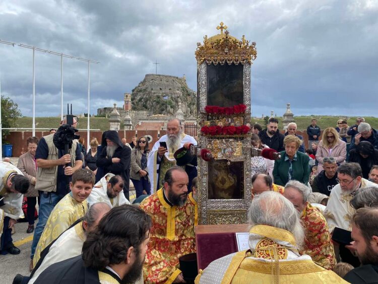 H μεγαλοπρεπής λιτανεία του σκηνώματος του Αγίου Σπυρίδωνο στην Κέρκυρα