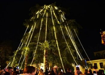 Γιορτινή ατμόσφαιρα  στο Μητροπολιτικό Μέγαρο Κατερίνης με το άναμμα του χριστουγεννιάτικου δέντρου