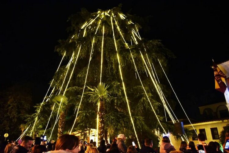 Γιορτινή ατμόσφαιρα  στο Μητροπολιτικό Μέγαρο Κατερίνης με το άναμμα του χριστουγεννιάτικου δέντρου