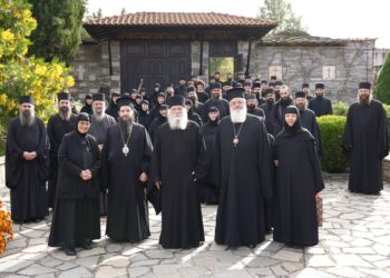 Ο Γέροντας Νεκτάριος με δεκάδες μοναχούς και μοναχές στα μοναστήρια της Σιάτιστας