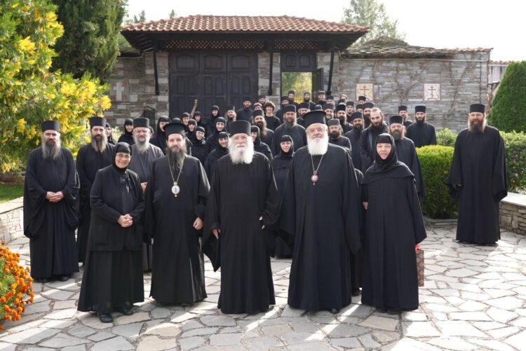 Ο Γέροντας Νεκτάριος με δεκάδες μοναχούς και μοναχές στα μοναστήρια της Σιάτιστας