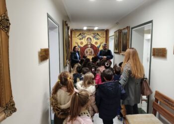 Μαθητές και μαθήτριες του 3ου Δημοτικού Σχολείου Κορίνθου στα Γραφεία της Ι. Μητροπόλεώς