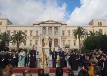 Τα σύννεφα και η βροχή υποκλίθηκαν στον Άγιο Νικόλαο και παραχώρησαν τη θέση τους στον ήλιο, που λάμπρυνε την εορτή και τη λιτανεία του Πολιούχου της Σύρου