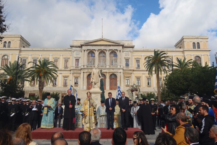Τα σύννεφα και η βροχή υποκλίθηκαν στον Άγιο Νικόλαο και παραχώρησαν τη θέση τους στον ήλιο, που λάμπρυνε την εορτή και τη λιτανεία του Πολιούχου της Σύρου