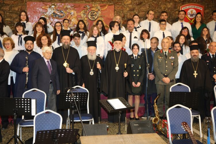 Παιδιά και νέοι ευχήθηκαν στον Μητρ. χαλκίδος για τα 22 χρόνια Αρχιερωσύνης του