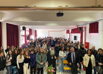 Ο Φθιώτιδος Συμεών απαντά σε ερωτήσεις μαθητών στα σχολεία της περιοχής