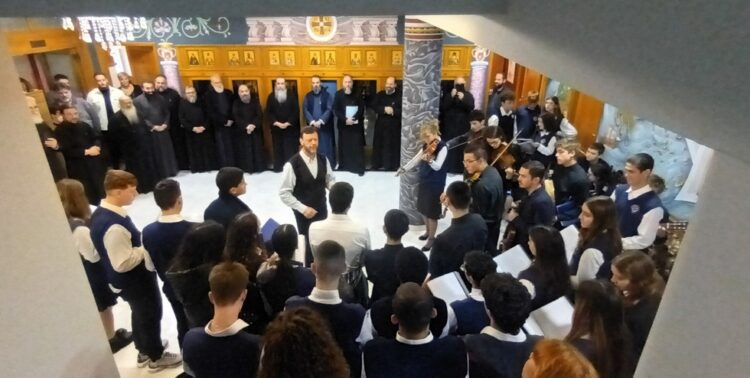 Μαθητές της Ριζαρείου Εκκλησιαστικής Σχολής έψαλαν τα κάλαντα στα Γραφεία της Ιεράς Συνόδου
