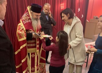 Χριστουγεννιάτικα δώρα μοίρασε σε μικρούς μαθητές ο Περιστερίου Γρηγόριος