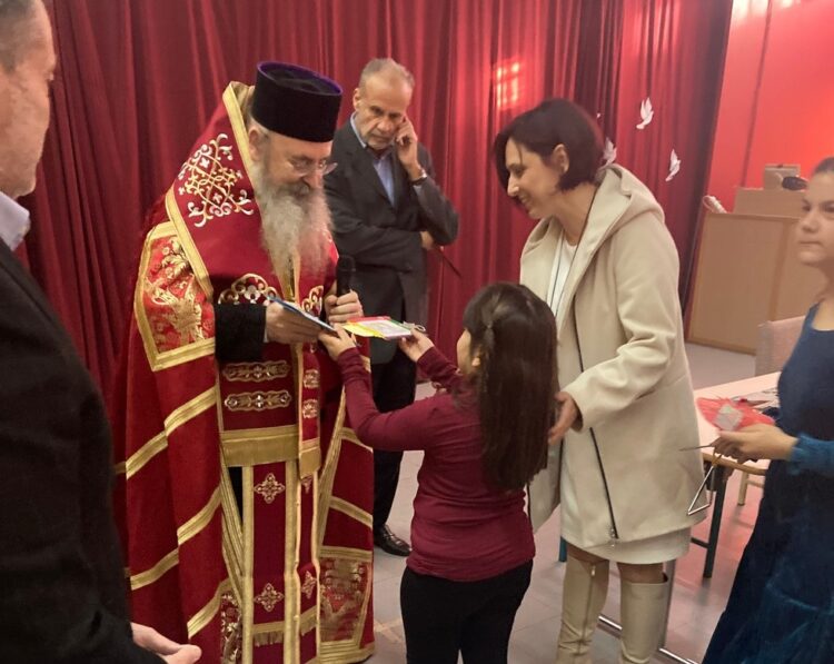 Χριστουγεννιάτικα δώρα μοίρασε σε μικρούς μαθητές ο Περιστερίου Γρηγόριος