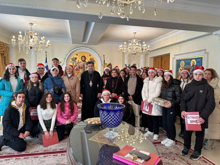 Εόρτια κάλαντα έψαλαν στρατιώτες και μαθητές  στον Σεβ. Μητροπολίτη Σερρών