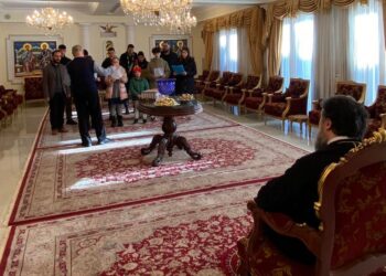 Σπουδαστές του «Μαξιμείου» Ιδρύματος έψαλαν τα κάλαντα στον Σεβ. Μητροπολίτη Σερρών