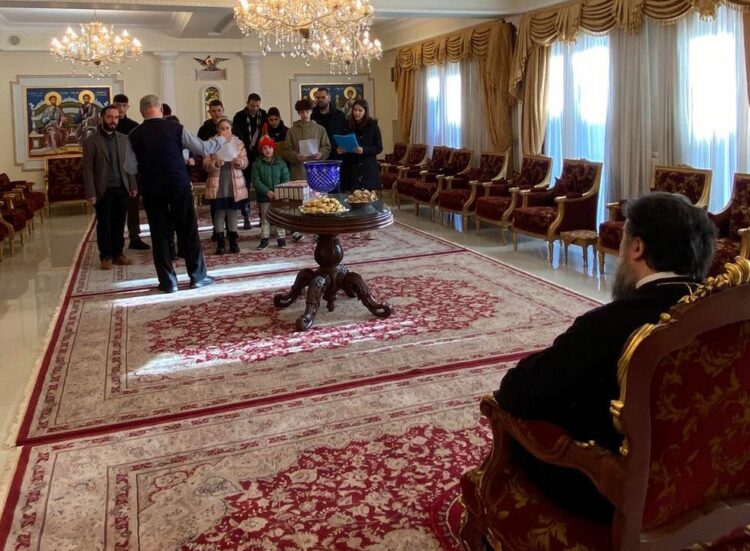 Σπουδαστές του «Μαξιμείου» Ιδρύματος έψαλαν τα κάλαντα στον Σεβ. Μητροπολίτη Σερρών