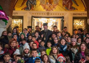 Οι νέοι της Εκκλησίας των Σερρών φωταγώγησαν το χριστουγεννιάτικο δένδρο τους