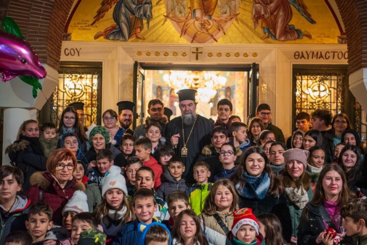 Οι νέοι της Εκκλησίας των Σερρών φωταγώγησαν το χριστουγεννιάτικο δένδρο τους