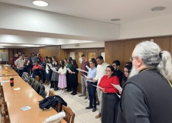 Η σύναξη των νέων έψαλλε τα Κάλαντα των Χριστουγέννων στον Σεβασμιώτατο