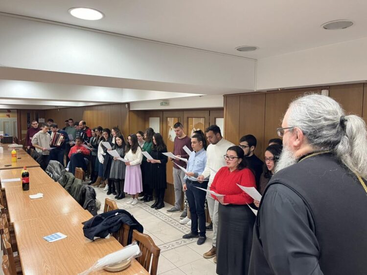 Η σύναξη των νέων έψαλλε τα Κάλαντα των Χριστουγέννων στον Σεβασμιώτατο