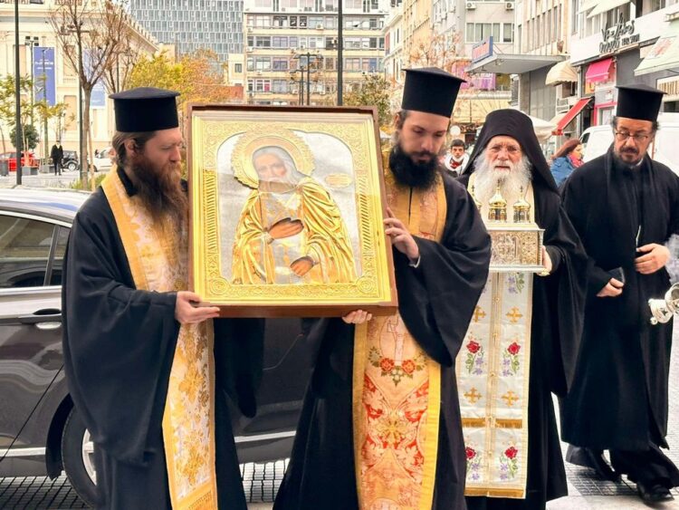 Έφτασαν στον Πειραιά τα ιερά λείψανα και η θαυματουργή εικόνα του Αγίου Σεραφείμ του Σάρωφ