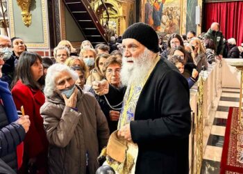 Χιλιάδες πιστοί στον Πειραιά για να προλάβουν να προσκυνήσουν τα ιερά λείψανα του Αγίου Σεραφείμ του Σάρωφ