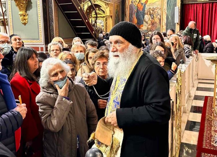 Χιλιάδες πιστοί στον Πειραιά για να προλάβουν να προσκυνήσουν τα ιερά λείψανα του Αγίου Σεραφείμ του Σάρωφ