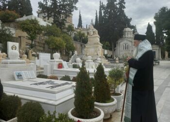 Τρισάγιο επί του τάφου του Αρχιεπισκόπου Χριστοδούλου από τον Μητρ. Κορίνθου