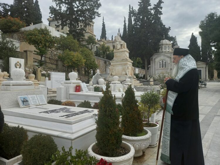 Τρισάγιο επί του τάφου του Αρχιεπισκόπου Χριστοδούλου από τον Μητρ. Κορίνθου