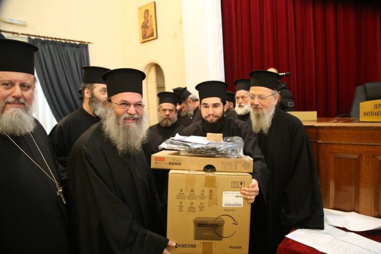 Ἐπίδοση ὑλικοῦ ψηφιοποίησης Ἐνοριῶν στήν Ἱερὰ Μητρόπολη Ναυπάκτου