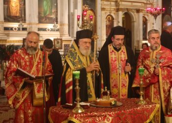 Πλήθος πιστών συμπροσευχήθηκε κατά τον Αρχιερατικό Εσπερινό του Αγίου Βασιλείου στη Σύρο