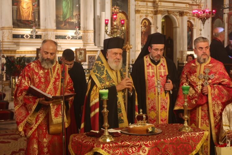 Πλήθος πιστών συμπροσευχήθηκε κατά τον Αρχιερατικό Εσπερινό του Αγίου Βασιλείου στη Σύρο