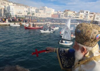 Επεφάνη Κύριος τη Ερμουπόλει και Φως Αυτού σήμερον εσημειώθη επ’ αυτήν!