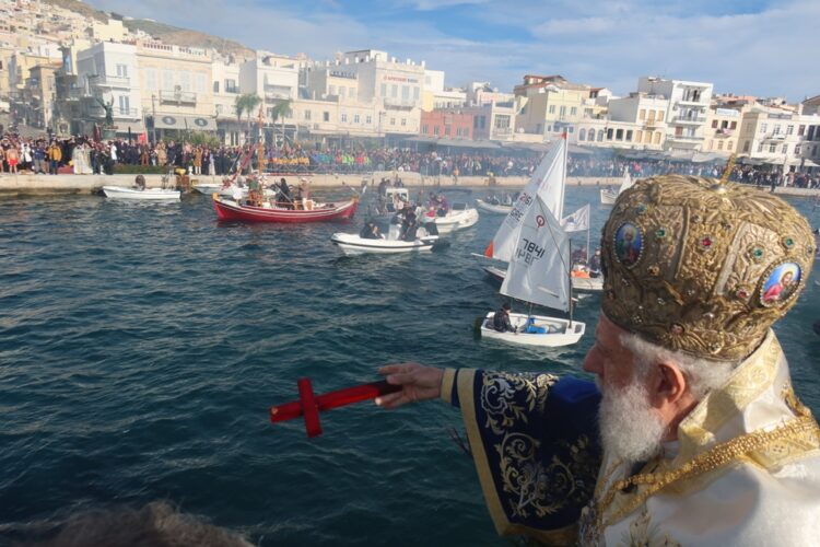 Επεφάνη Κύριος τη Ερμουπόλει και Φως Αυτού σήμερον εσημειώθη επ’ αυτήν!