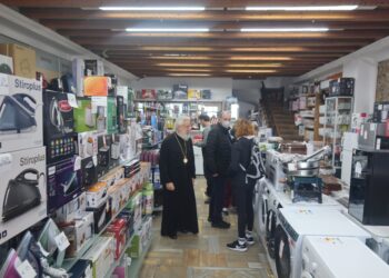 Ευχετήρια περιοδεία του Μητρ. Σύρου στην αγορά της Ερμούπολης