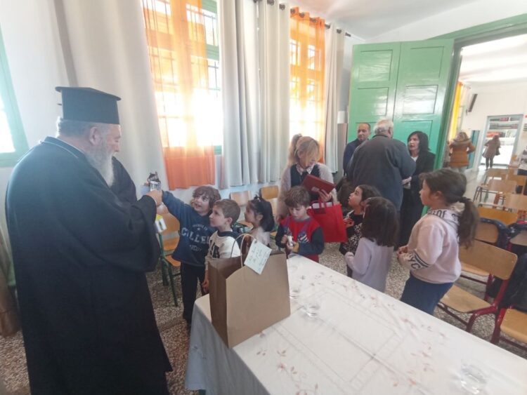 Ο Μητρ. Χαλκίδος στο Δημοτικό Σχολείο και το Νηπιαγωγείο Πολιτικών