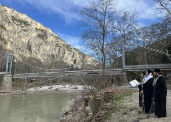 Η Ακολουθία της ρίψεως του Σταύρου στα ύδατα του ποταμού Πηνειού στο κατεστραμμένο Ιερό Προσκύνημα Αγίας Παρασκευής Τεμπών