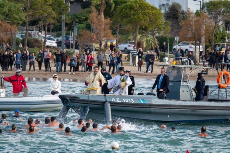 Μέ λαμπρότητα ἡ ἑορτή τῶν Θεοφανείων καί ὁ καθαγιασμός τῶν ὑδάτων στην Γλυφάδα