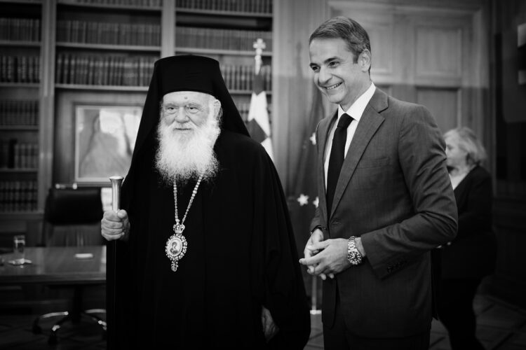 «Κραδασμοί» για τα ομόφυλα ζευγάρια: Οι γαλάζιες ενστάσεις και οι αντιρρήσεις της Εκκλησίας – Το παρασκήνιο και τα μηνύματα