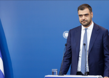 Μπαίνεις στη ΝΔ πολιτικάντης και βγαίνεις… γέροντας!