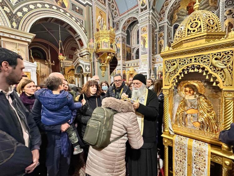 Πλήθος πιστών στον Ιερό Ναό Αγίου Κωνσταντίνου Πειραιά για να προσκυνήσουν τον Άγιο Σεραφείμ του Σάρωφ