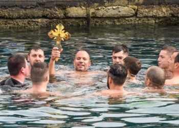 Ἒνδεκα νέοι βούτηξαν γιά τόν Τίμιο Σταυρό στήν ἀκριτική Μητρόπολή Σάμου